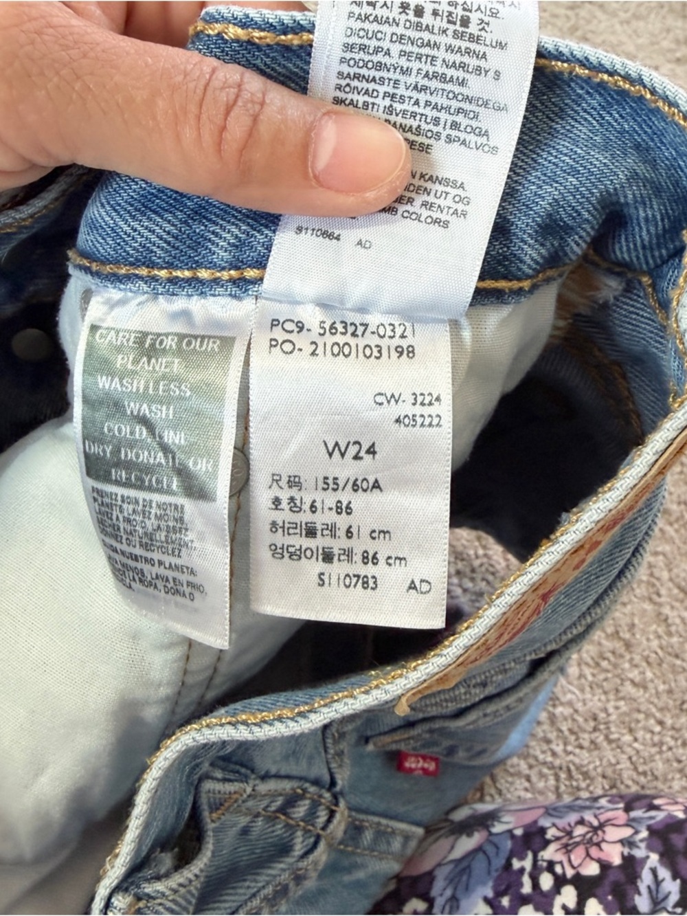 Levi’s Women’s 501 Original Fit High Rise Jean Short Distressed in Med Wash 24 - Picture 7 of 11